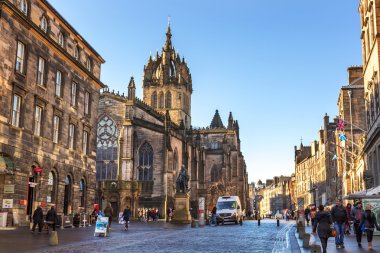 Şehir merkezinde Edinburgh sokaklarında yürüyüş turist
