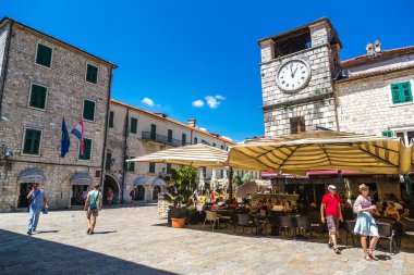 Turistler ve yerliler tarihi şehirde yürüyor