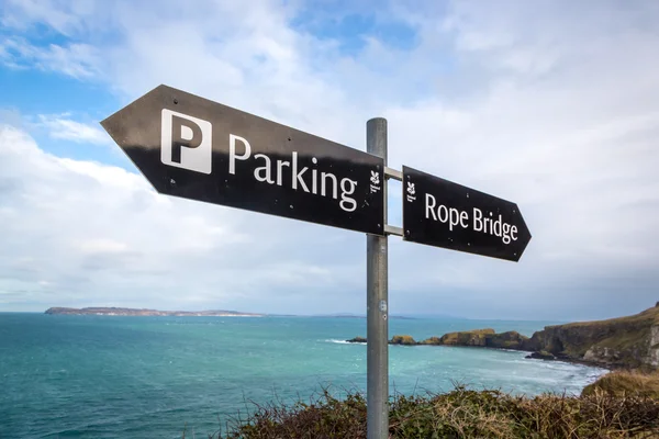 Sign indicating directions to parking and Rope Bridge — Stock Photo, Image