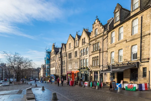 Tourists walking in streets of downtown Edinburgh — Stock Photo, Image