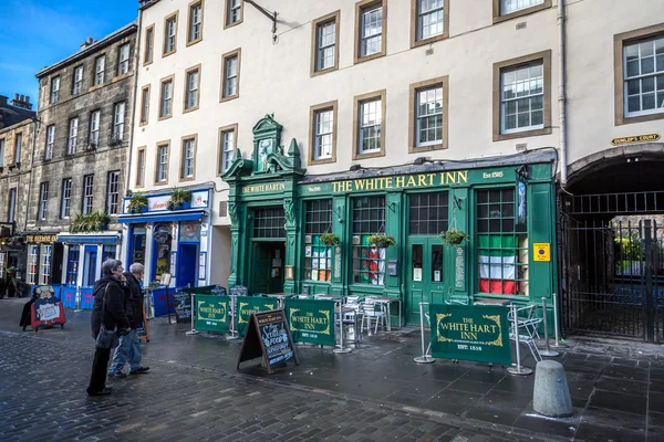 Şehir merkezinde Edinburgh sokaklarında yürüyüş turist