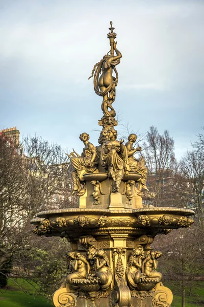 Monumento público em boulevard em Edimburgo — Fotografia de Stock