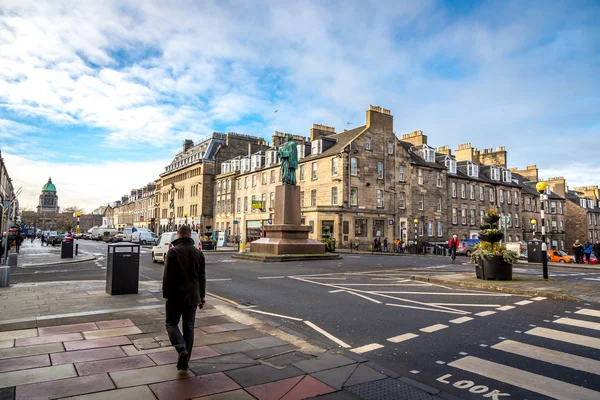 Tourists walking in streets of downtown Edinburgh — Stock Photo, Image