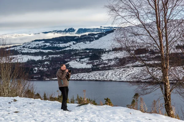 Turista tirar fotos em Highlands — Fotografia de Stock