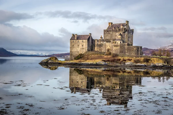 Eileen donan castle im schottischen hochland — Stockfoto