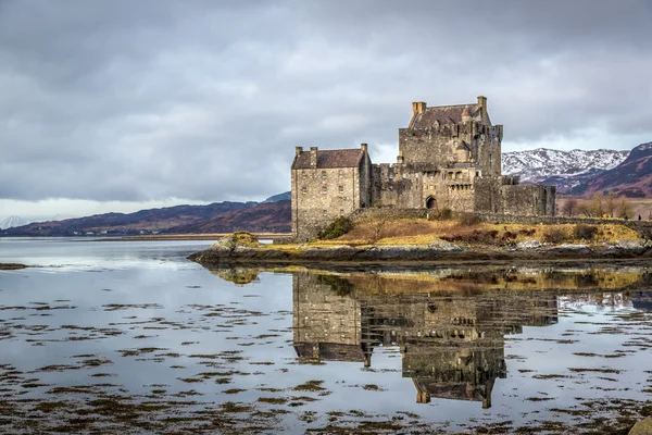 Eileen donan castle im schottischen hochland — Stockfoto