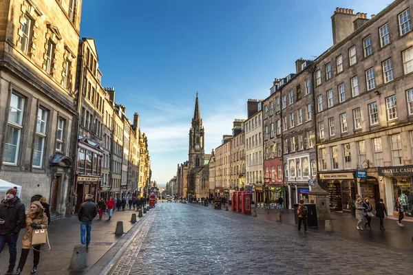Turister promenera på gatorna i centrala Edinburgh — Stockfoto