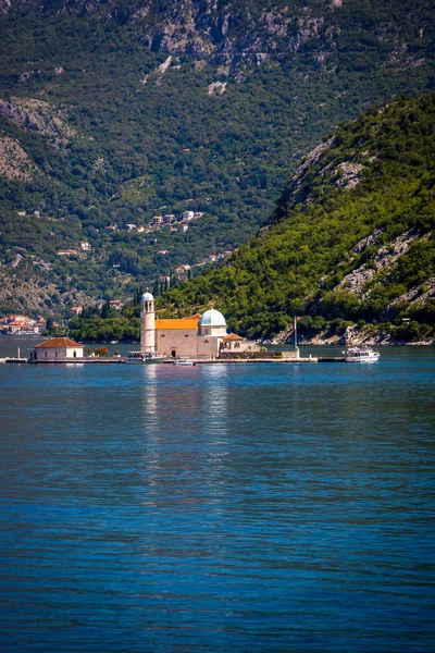 Ostrov kostel v perast Kotorski záliv — Stock fotografie