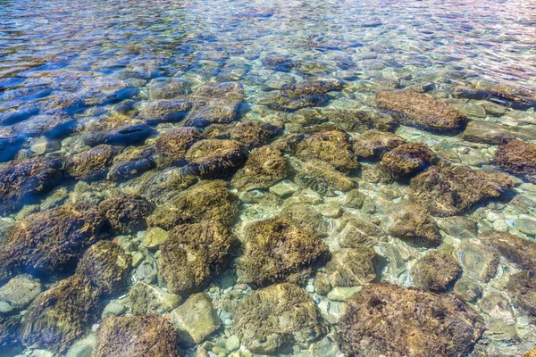 Kayalı mavi deniz suyu