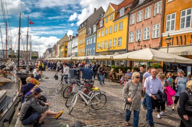 Kopenhag şehir merkezinde yaz günü zevk turistler