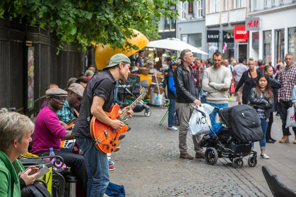 Τουρίστες σε συννεφιασμένη μέρα στο κέντρο της Κοπεγχάγης — Φωτογραφία Αρχείου