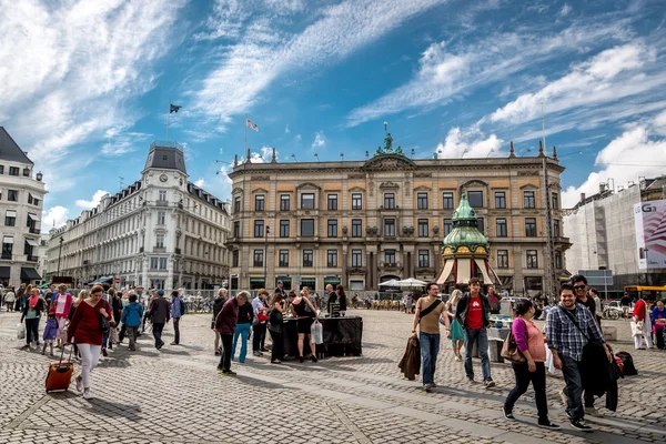 Touristen bei bewölktem Tag in der Innenstadt von Kopenhagen — Stockfoto