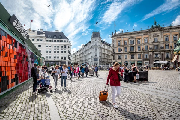 Turister på overskyet dag i sentrum av København – stockfoto