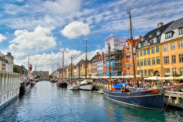 Туристи, що користуються літнім днем в центрі Копенгагена — стокове фото