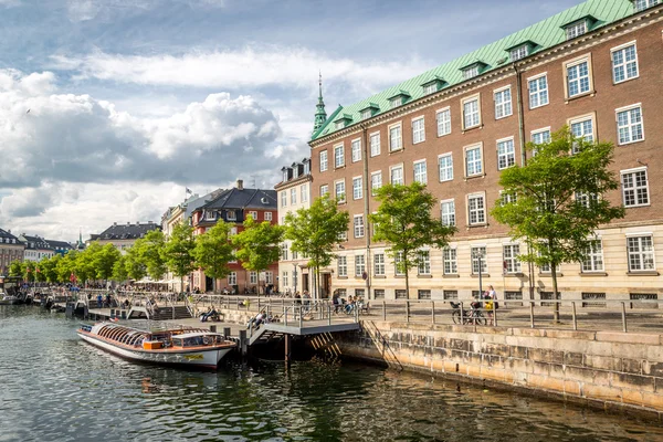 Turistas desfrutando de dia de verão no centro de Copenhague — Fotografia de Stock