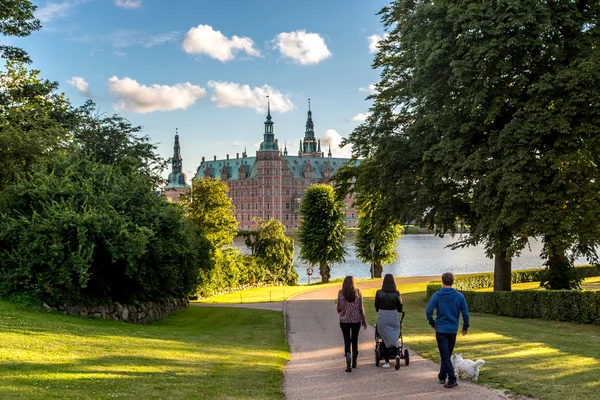 Вид на замок Frederiksborg в Hillerod — стокове фото