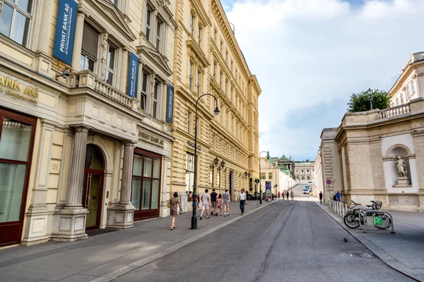 Místní a turisté, kteří se těší centru Viena — Stock fotografie