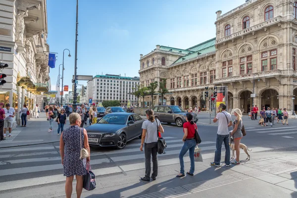 Místní a turisté, kteří se těší centru Viena — Stock fotografie