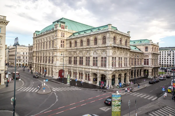 Locales y turistas disfrutando del centro de Viena —  Fotos de Stock