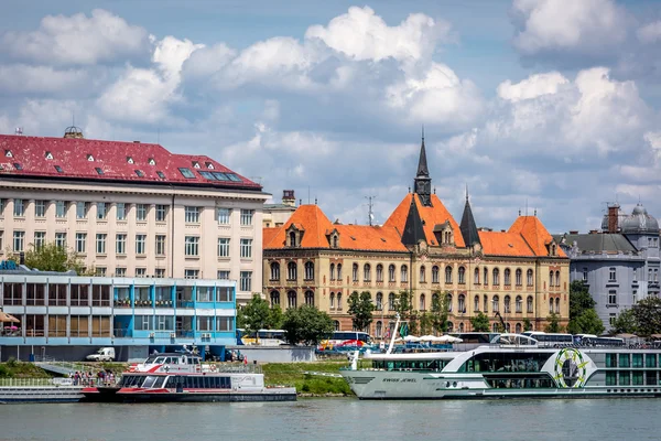 Edificios tradicionales en día soleado en Bratislava — Foto de Stock