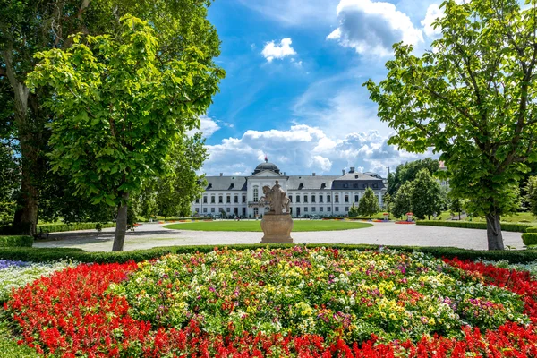 Edificios tradicionales en día soleado en Bratislava — Foto de Stock