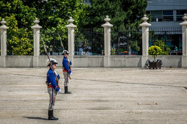 Soldats royaux au centre-ville de Bratislava — Photo