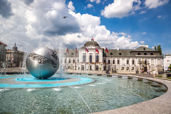 Turisty těší architektura v centru Bratislavy — Stock fotografie