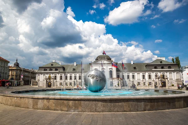 Turisty těší architektura v centru Bratislavy — Stock fotografie