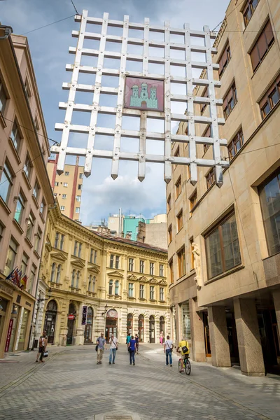 Turisty těší architektura v centru Bratislavy — Stock fotografie