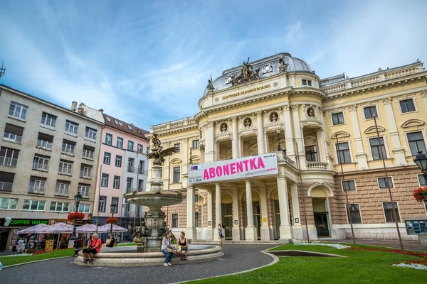 Turisty těší architektura v centru Bratislavy — Stock fotografie