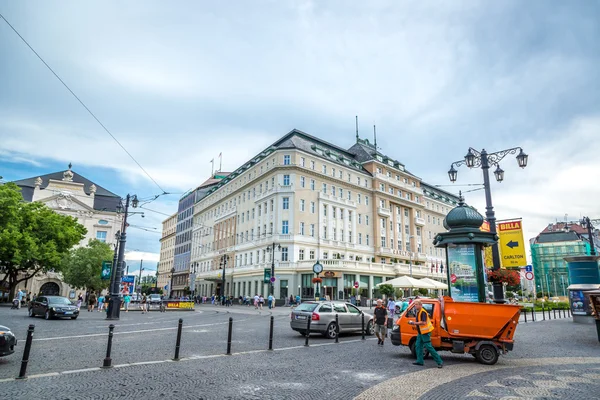 ブラチスラヴァのダウンタウンの建築を楽しむ観光客 — ストック写真