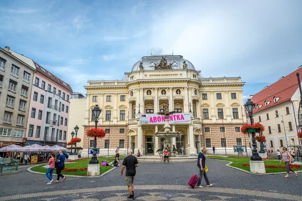 Turisty těší architektura v centru Bratislavy — Stock fotografie