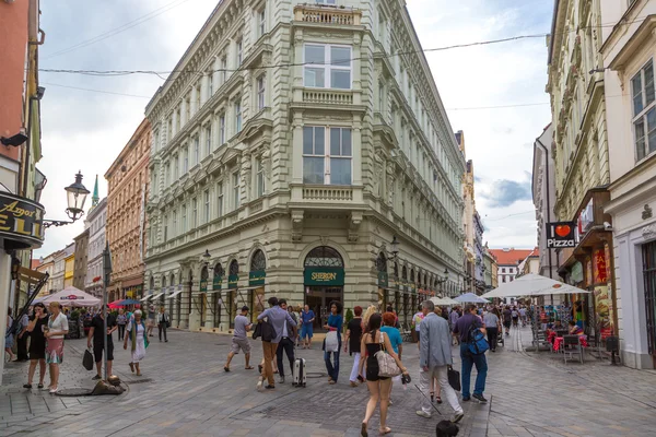 브라티슬라바 시내에서 건축을 즐기는 관광객 들 — 스톡 사진