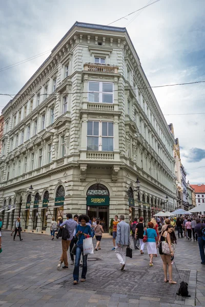 Turisty těší architektura v centru Bratislavy — Stock fotografie