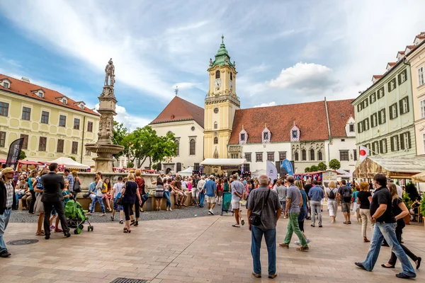 Turisty těší architektura v centru Bratislavy — Stock fotografie