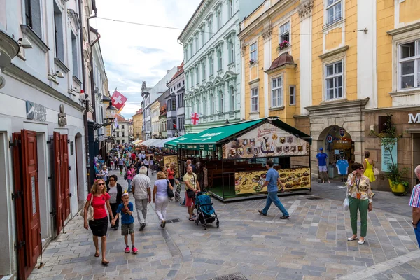 Turisti che amano l'architettura nel centro di Bratislava — Foto Stock