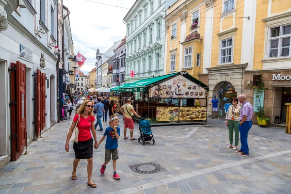 Touristen genießen Architektur in der Innenstadt von Bratislava — Stockfoto