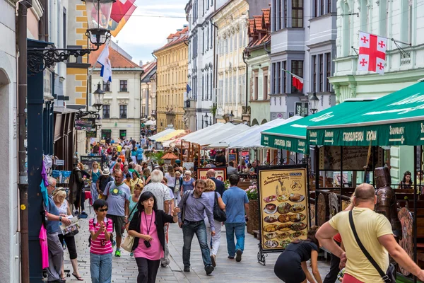 Turisty těší architektura v centru Bratislavy — Stock fotografie