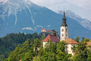 Lake Bled Kalesi, Slovenya ile güzel doğa manzara.