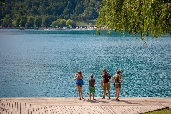 Familia disfrutando de un día en el lago de Bled — Foto de Stock