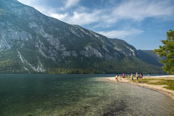 Touristen genießen die Natur in den Seen der Region — Stockfoto