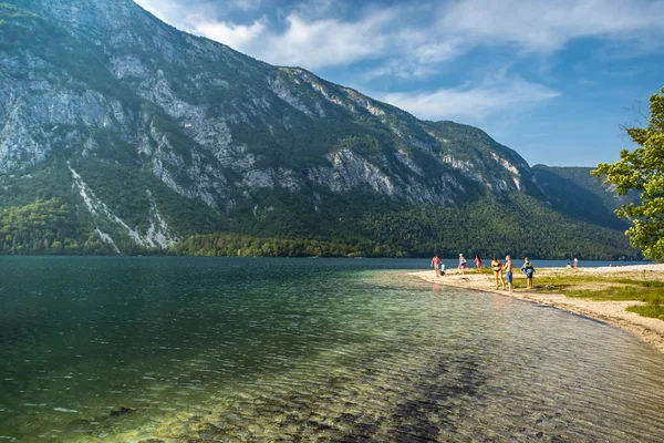 Touristen genießen die Natur in den Seen der Region — Stockfoto