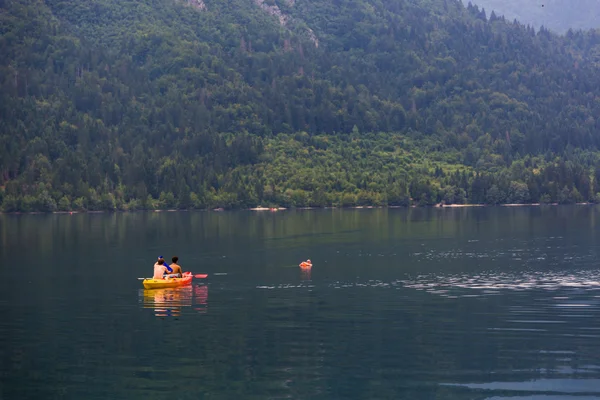 Turistas apreciando a natureza em lagos de Bled — Fotografia de Stock