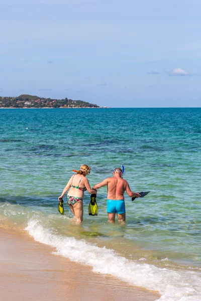 Turystów, korzystających z Niebieski Woda Plaża — Zdjęcie stockowe
