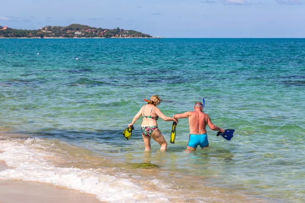 Turistler mavi su plaj keyfi — Stok fotoğraf