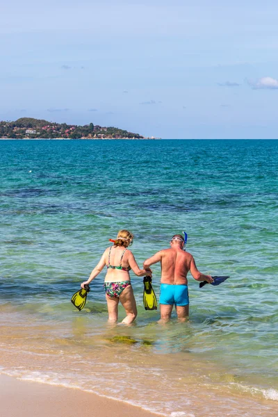 Turistas desfrutando de praia de água azul — Fotografia de Stock