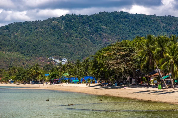 Touristen genießen erstaunliche Koh Samui Insel — Stockfoto