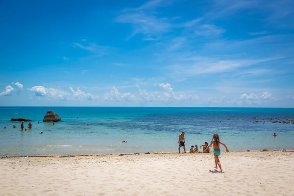 Turistas desfrutando Koh Samui ilha — Fotografia de Stock