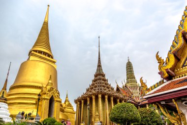 Bangkok Kraliyet Sarayı'nın tadını çıkaran turistler