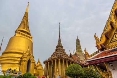 Bangkok Kraliyet Sarayı'nın tadını çıkaran turistler